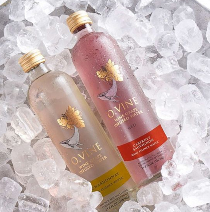 שני בקבוקי משקאות WINE WATER - מוצר O.VINE - פרויקט ליקב רמת הגולן - חדשנות מעשית - משקה מבוסס מיצוי קליפות ענבים