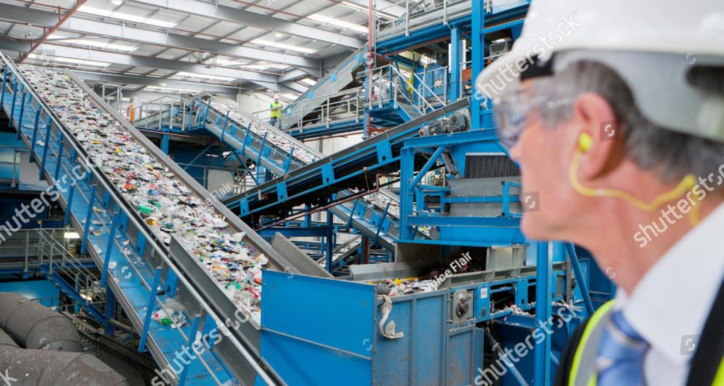 פסולת פלסטיק על הקו במפעל מיחזור פסולת