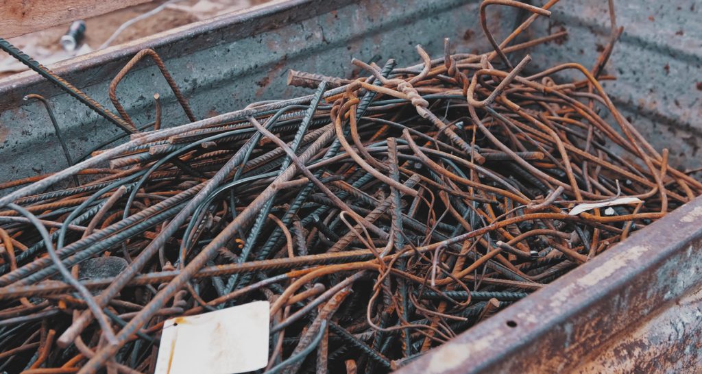 ערימת פסולת מוטות מתכת - תהליך GOLDEN WASTE - חדשנות מעשית