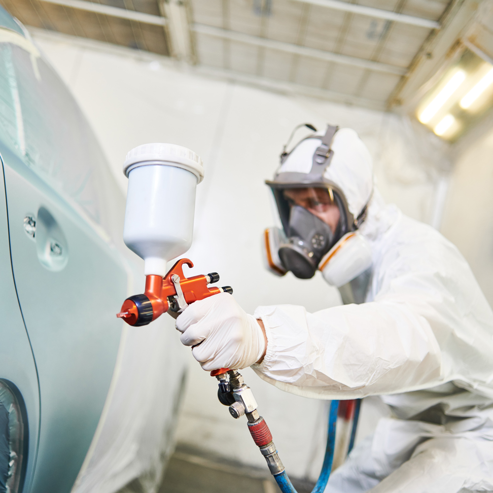 עובד צובע רכב במוסך - פרויקט קומט את פרוגרס - חדשנות מעשית