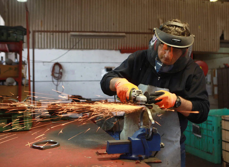 תמונת נושא עבור פוסט - עובד תעשייתי מרתך חלקי מתכת