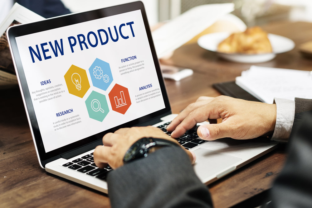 איש עסקים עובד על מסך מחשב - עבור תהליך לפיתוח מוצר חדש REAL DEV