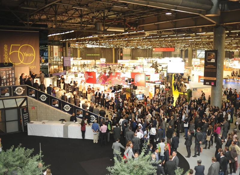 תמונת נושא עבור פוסט בנושא תערוכות - תמונה של הצטופפות אנשים בתערכוה בינלאומית